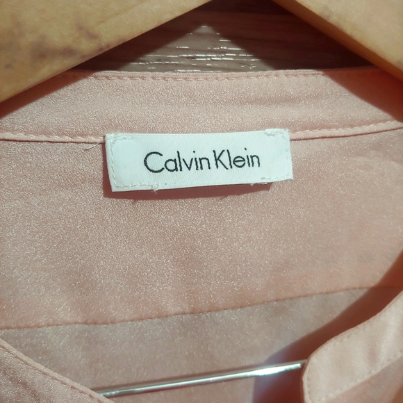 🎉🛍 Calvin Klein light pink button down blouse with gold buttons - Picture 8 of 8